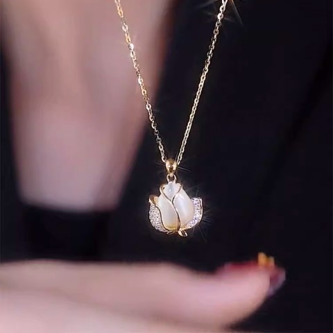 Elegant Design Tulip Necklace